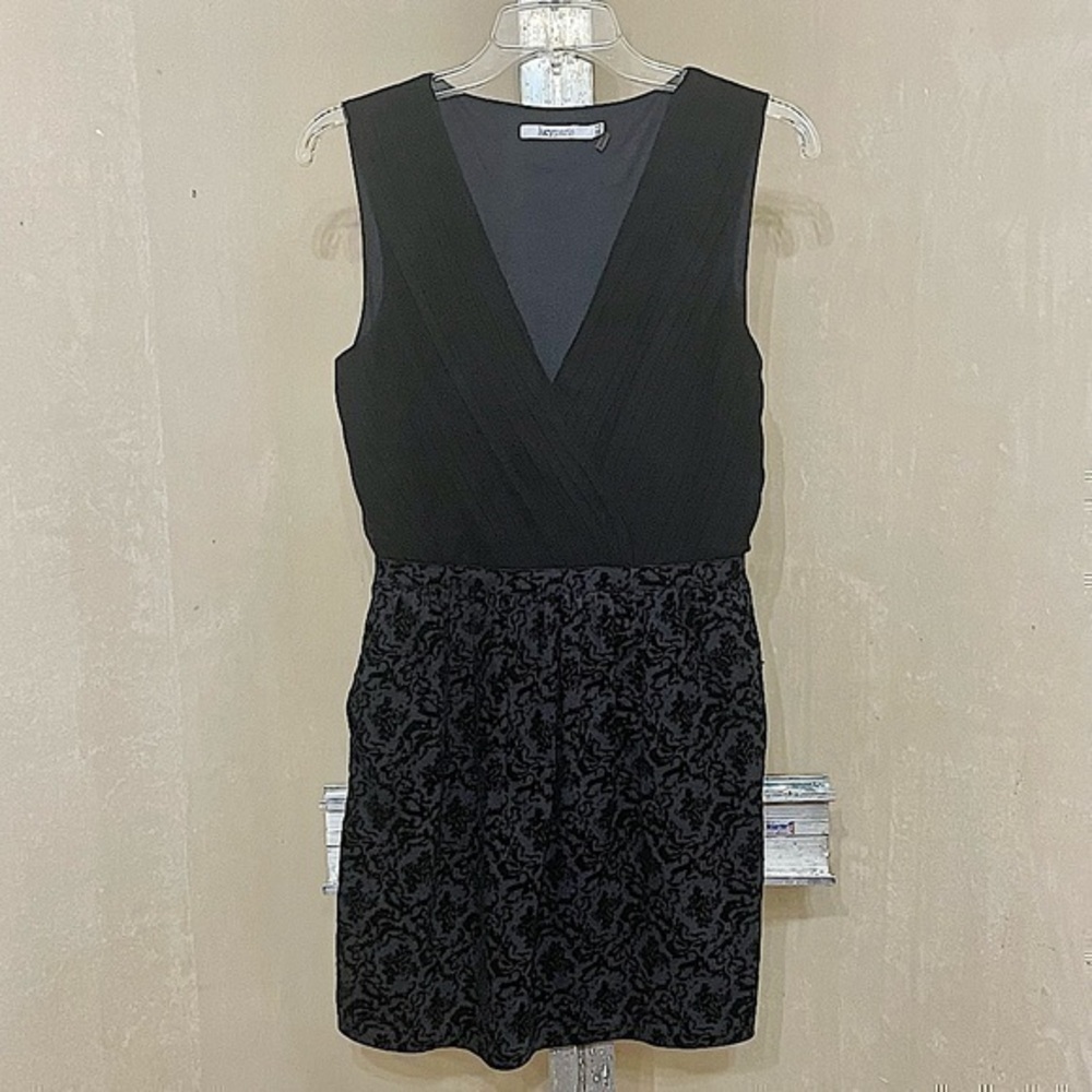 LUCYPARIS USA SZ S EUR 38 BLACK SLEEVELESS POCKETED LINED MINI DRESS